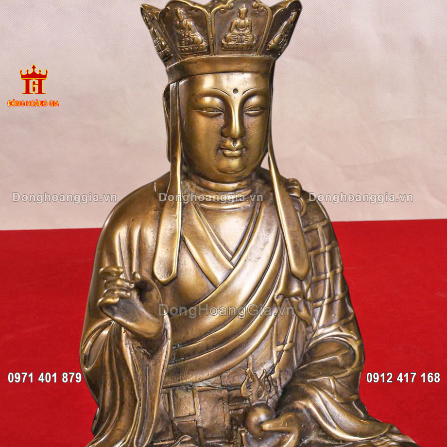 Từng đường nét trên pho tượng được chạm khắc tỉ mỉ và tinh xảo